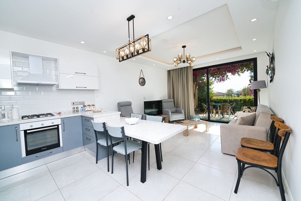Premium Condo | Desk, WiFi (free)
