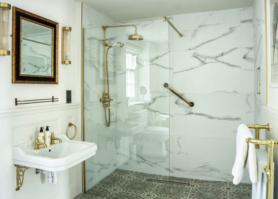 Superior Room | Bathroom | Free toiletries, towels