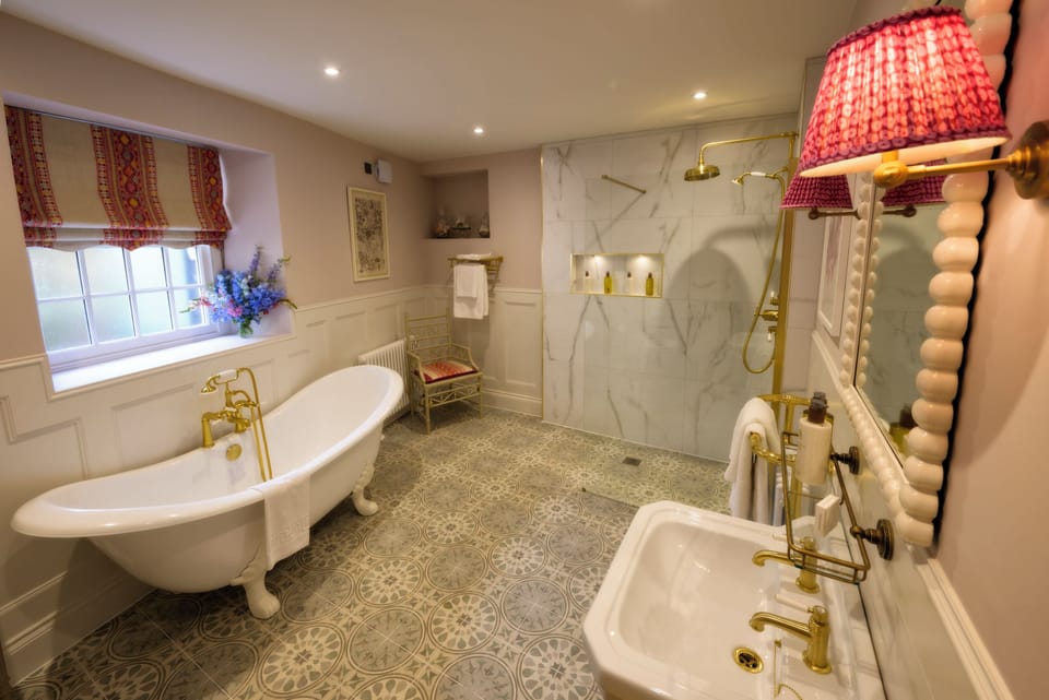Luxury Suite | Bathroom | Free toiletries, towels