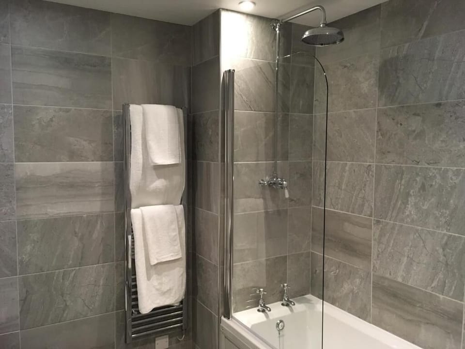 Deluxe Room | Bathroom | Hair dryer, towels