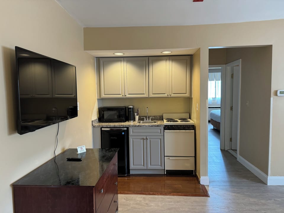 Basic Apartment | Private kitchenette | Coffee/tea maker, mini-fridge, microwave