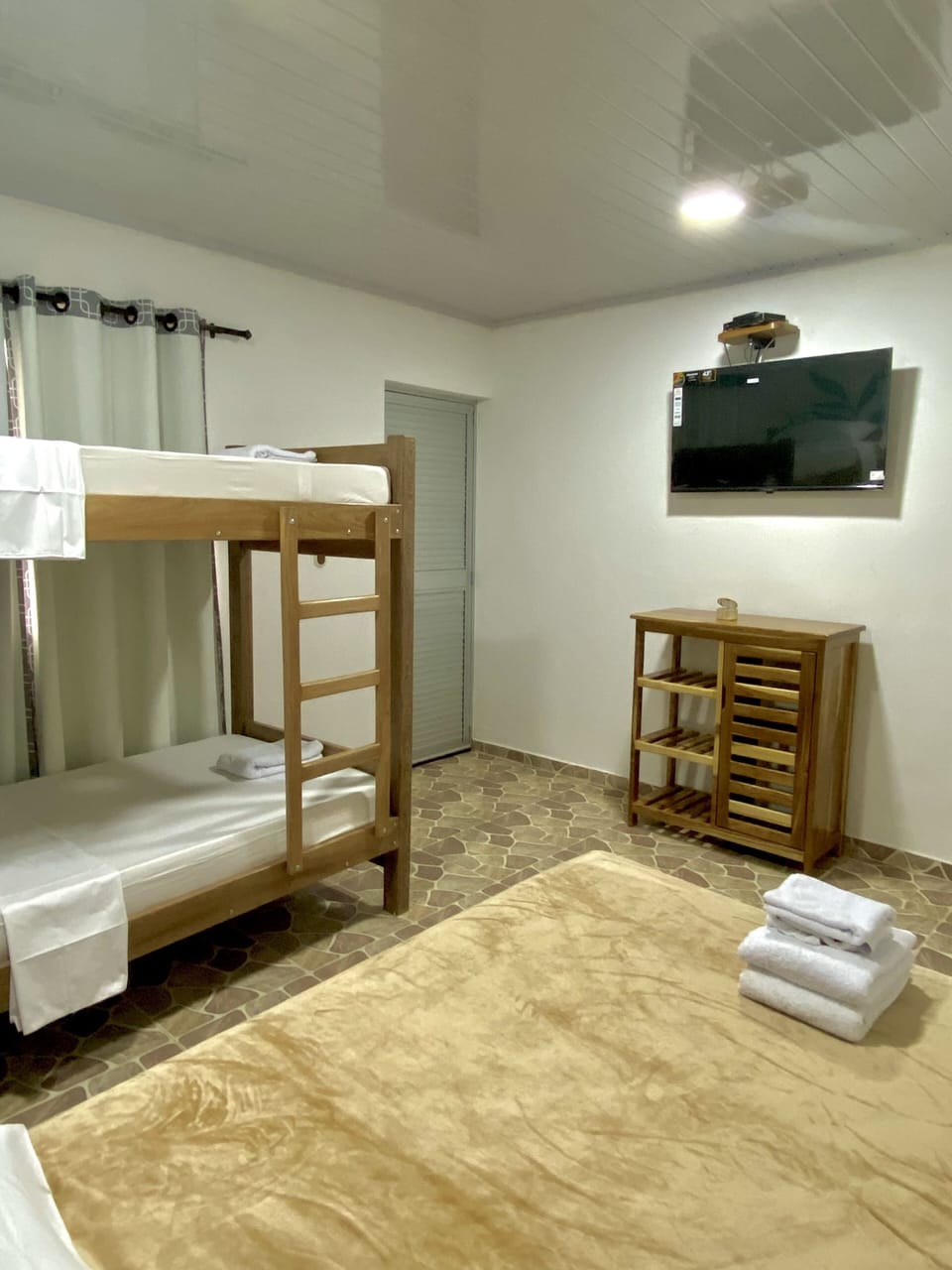 WiFi (free), bed sheets