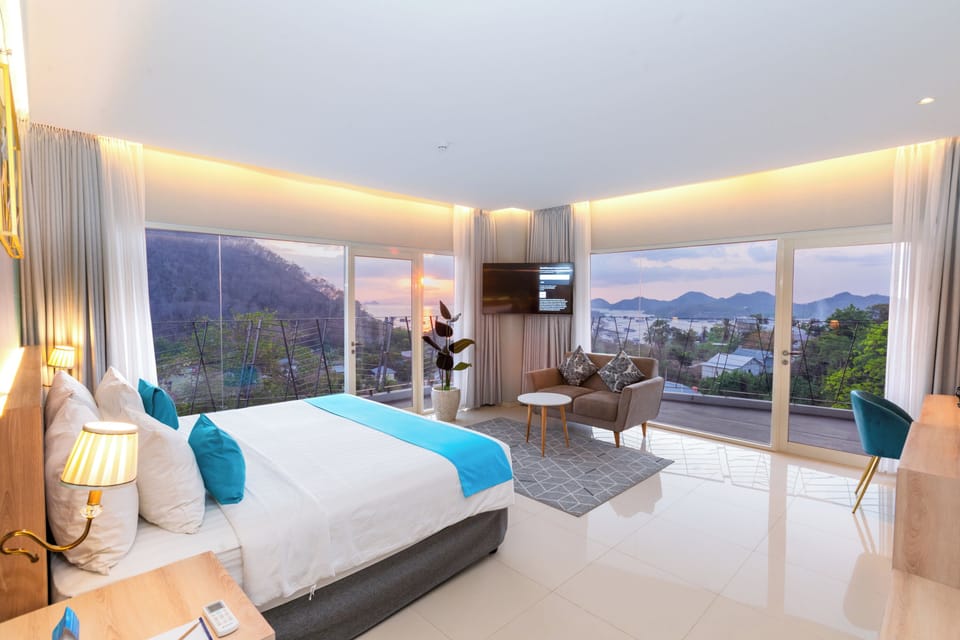 Grand Premiere King Sea View | Premium bedding, minibar, in-room safe, desk