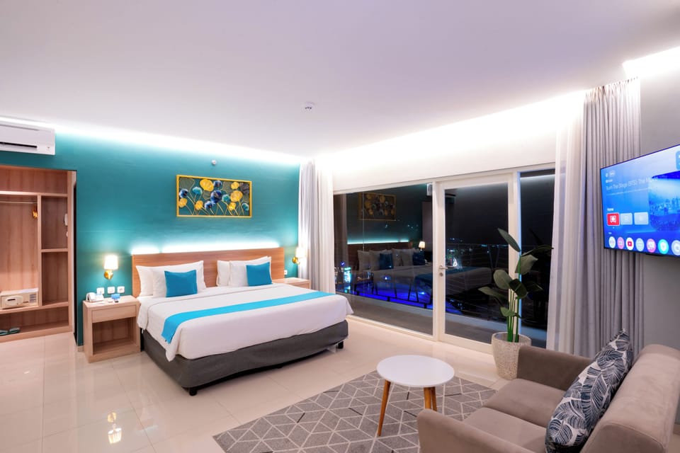 Grand Premiere King Sea View | Premium bedding, minibar, in-room safe, desk