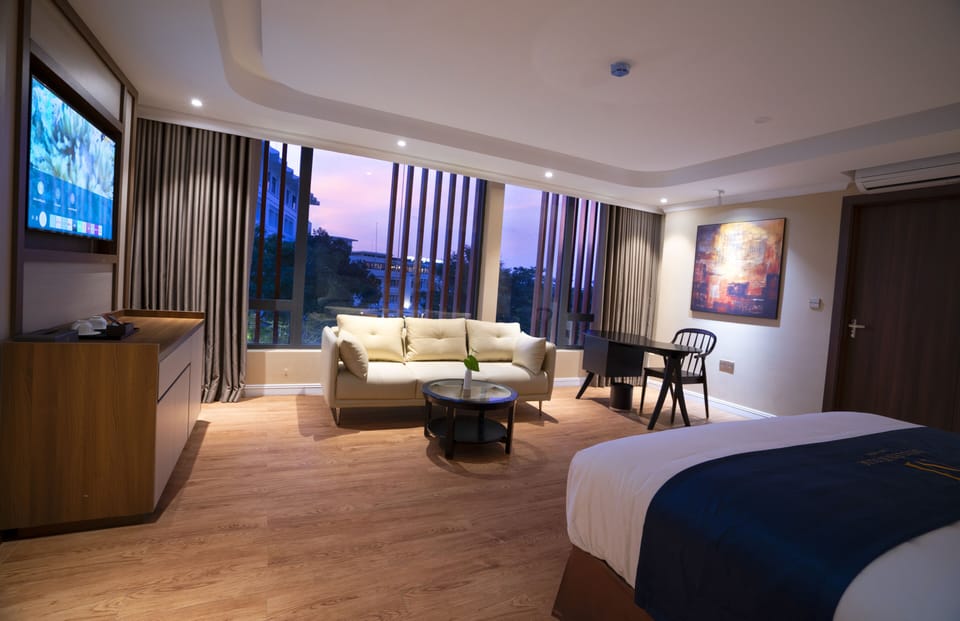 Luxury Suite | Desk, laptop workspace, soundproofing, free WiFi