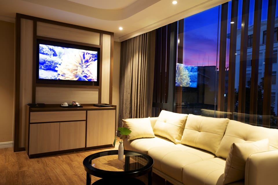 Luxury Suite | Living area | Flat-screen TV