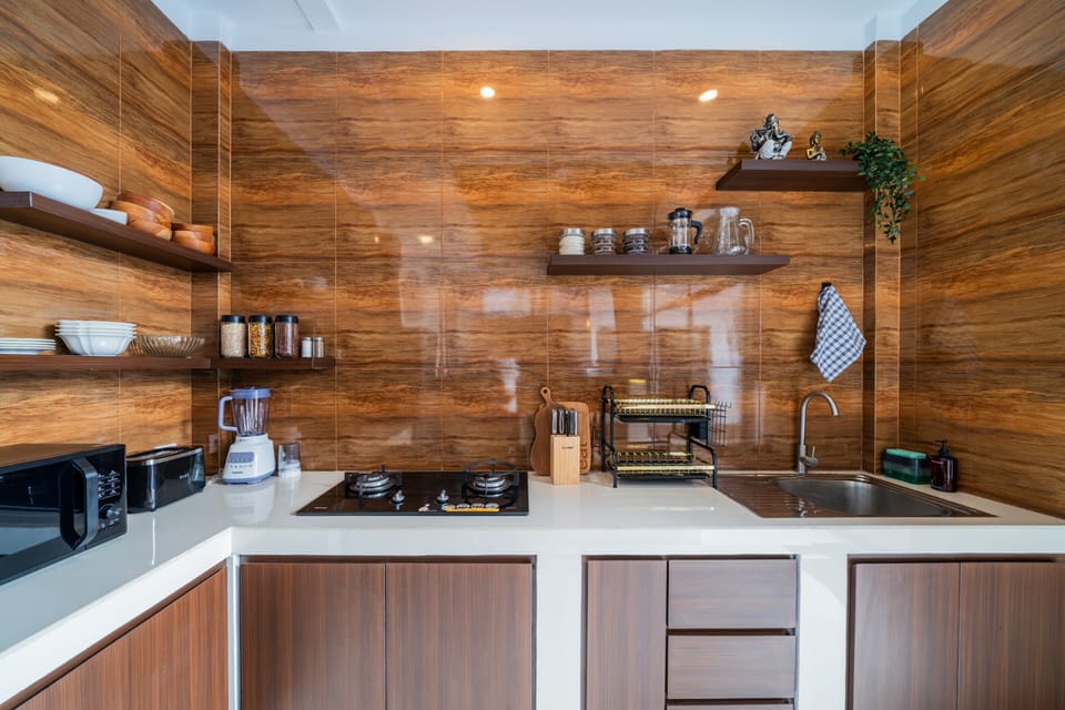Deluxe Villa | Private kitchen | Fridge, microwave, oven, stovetop