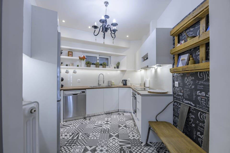 Deluxe Apartment | Private kitchen | Full-size fridge, oven, stovetop, electric kettle