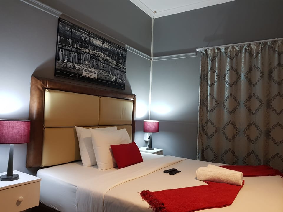 Comfort Double Room Single Use, 1 Queen Bed | Bathroom | Shower, rainfall showerhead, free toiletries, towels