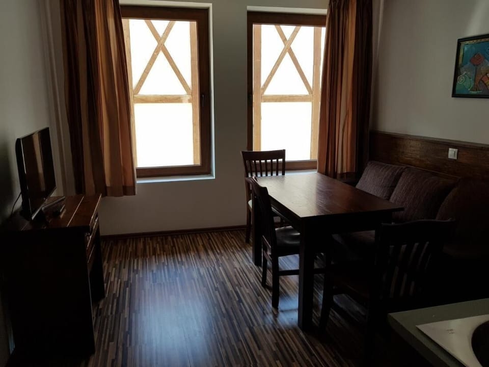 Room, 1 Bedroom, City View | Living area