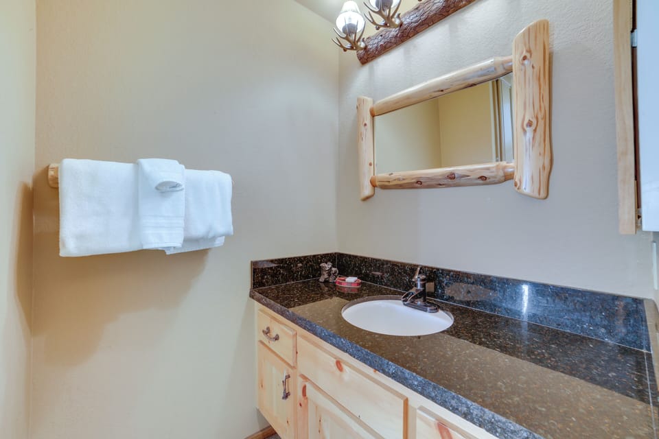 Mammoth Lakes Condo - Steps to Ski Lift! Apartment in Mammoth Lakes