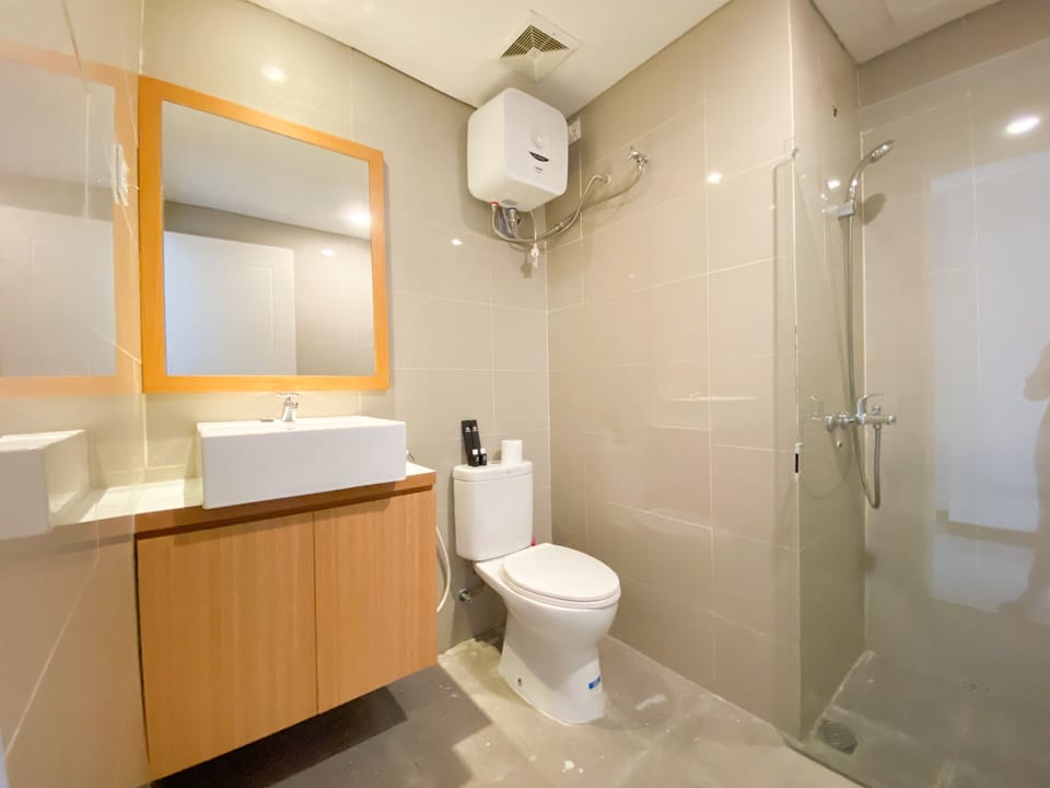 Studio | Bathroom | Shower, free toiletries, towels