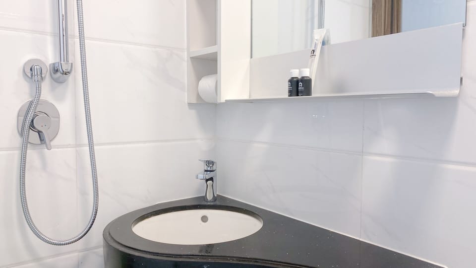 Studio | Bathroom | Shower, towels