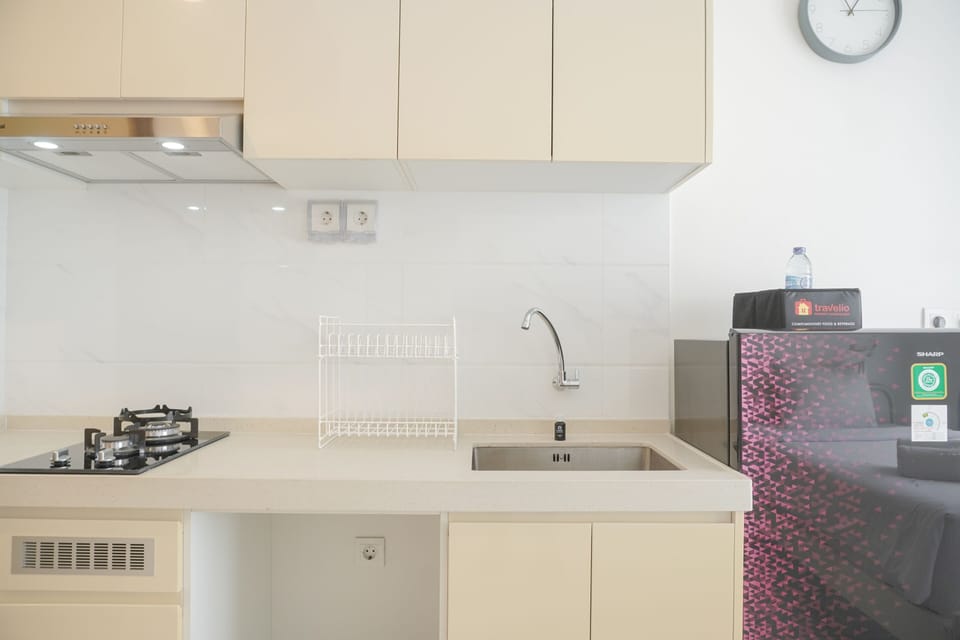 Studio | Private kitchen | Full-size fridge, stovetop