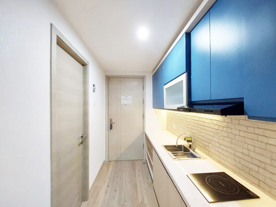 Studio | Private kitchen | Full-size fridge, stovetop