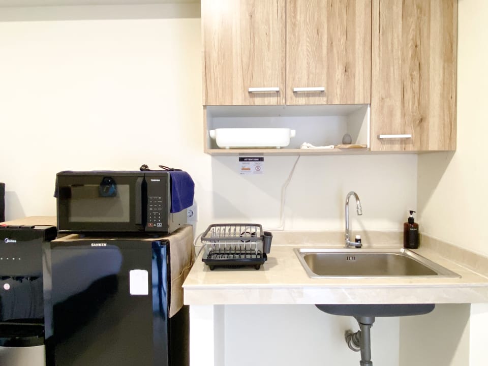 Studio | Private kitchen | Full-size fridge, stovetop