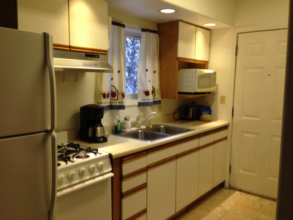 Signature Studio Suite, Kitchen | Private kitchen | Coffee/tea maker, full-size fridge, microwave, oven