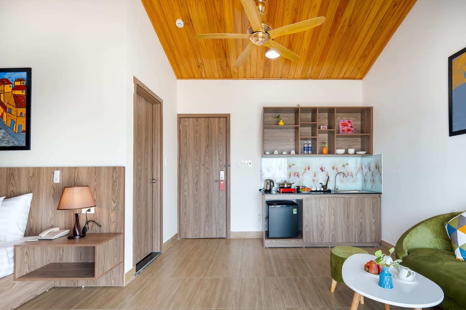 Deluxe Studio, 1 King Bed, Balcony, River View | Private kitchen