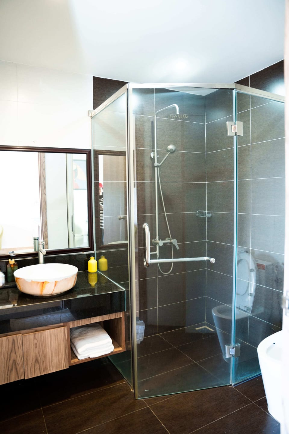 Deluxe Studio, 1 King Bed, Balcony, River View | Bathroom | Shower, rainfall showerhead, designer toiletries, hair dryer