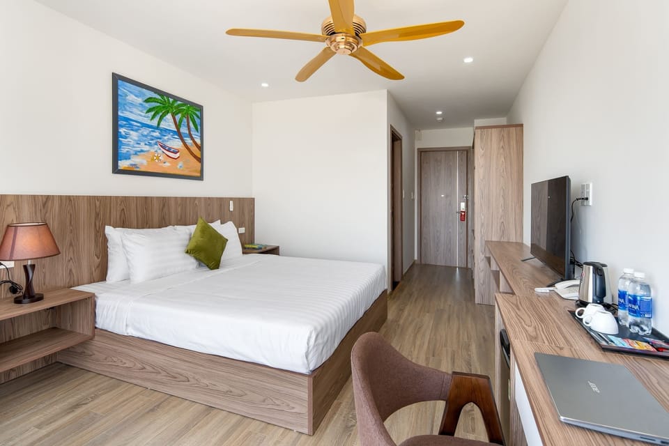 Deluxe Double Room, 1 King Bed, Balcony, River View | Premium bedding, pillowtop beds, desk, laptop workspace