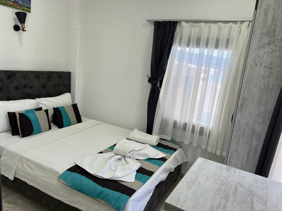 Comfort Room | 1 bedroom, minibar, in-room safe, desk