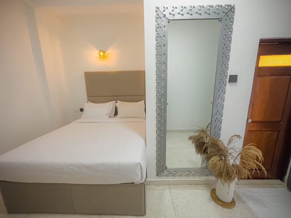 Select Comfort beds, in-room safe, soundproofing, WiFi (free)