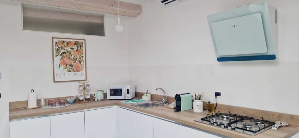 Comfort Studio Suite | Private kitchen | Shared fridge, microwave, espresso maker, coffee/tea maker