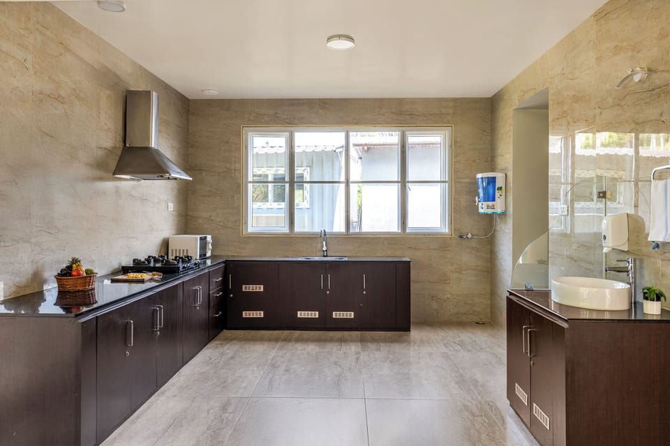 Luxury Villa | Shared kitchen facilities | Electric kettle, cookware/dishes/utensils
