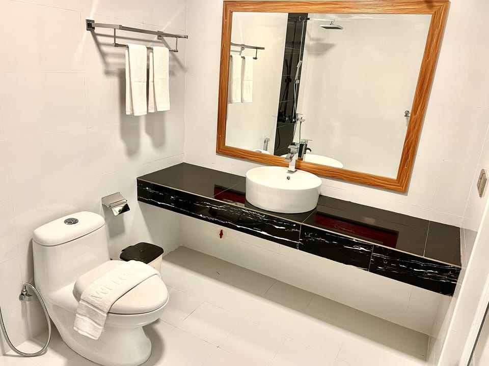 Shower, rainfall showerhead, free toiletries, hair dryer