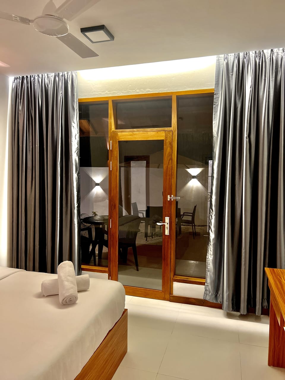 Desk, free WiFi, bed sheets