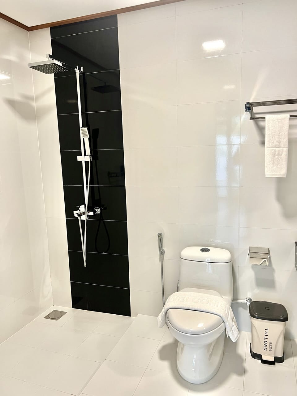 Shower, rainfall showerhead, free toiletries, hair dryer
