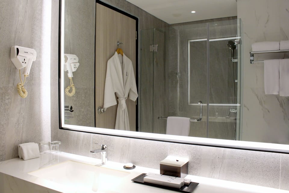 New Deluxe Queen Room | Bathroom | Free toiletries, hair dryer, slippers, bidet
