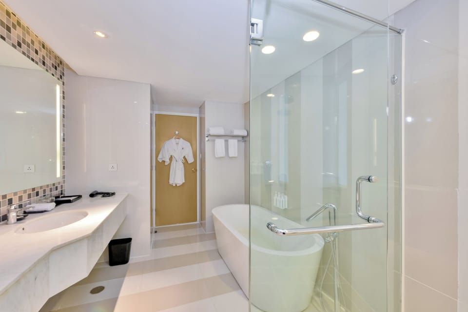 Business Suite, 1 Queen Bed | Bathroom | Free toiletries, hair dryer, slippers, bidet