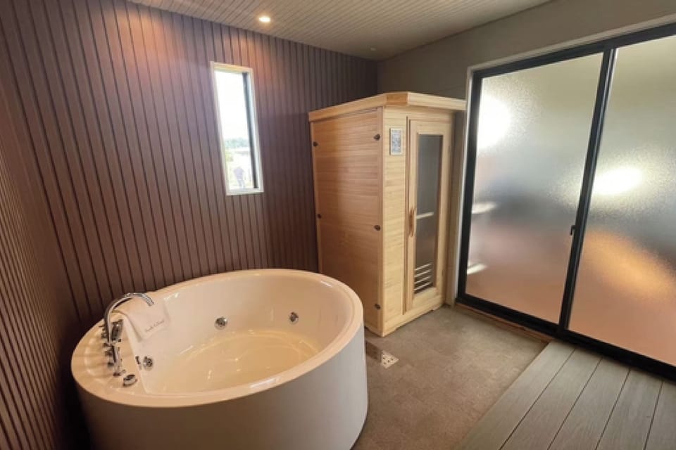 Superior Tent, Annex Building | Bathroom | Combined shower/tub, jetted tub, free toiletries, hair dryer