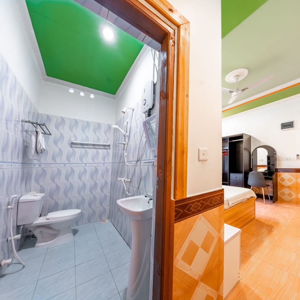Basic Room | Bathroom
