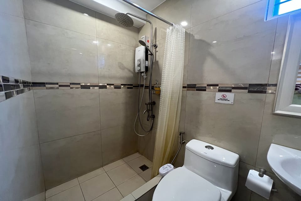 Deluxe Room | Bathroom | Shower, rainfall showerhead, slippers, bidet