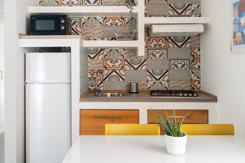 Apartment 106 | Private kitchen | Full-size fridge, microwave, oven, stovetop