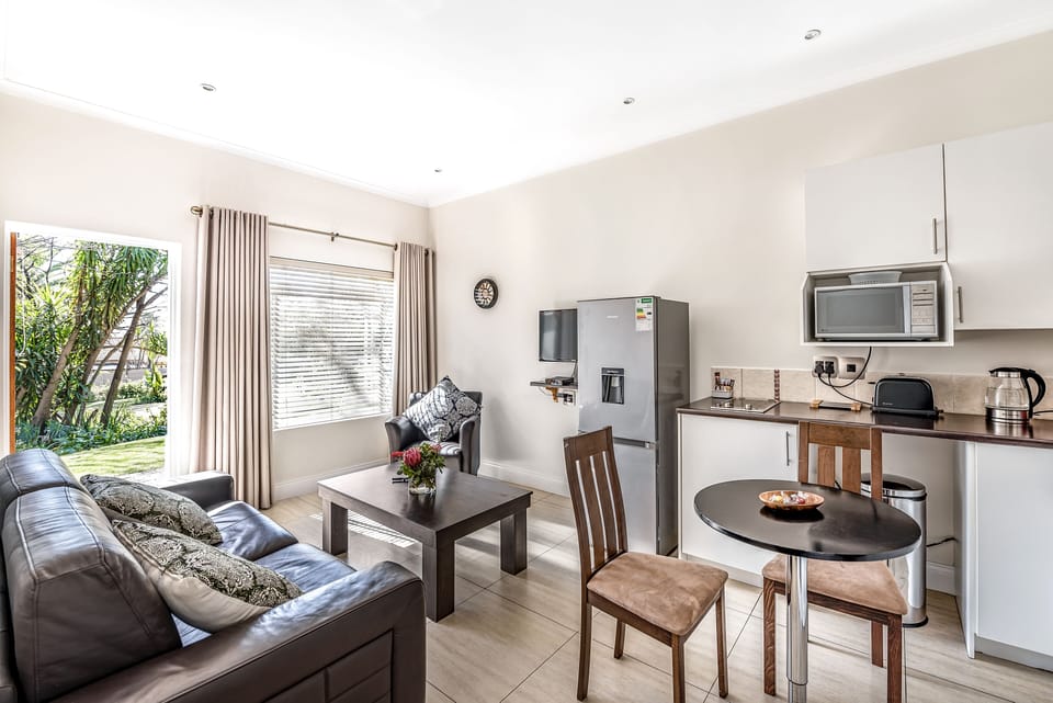 Executive Apartment, 1 Bedroom, Kitchenette, Garden View | Living room | 32-inch flat-screen TV with cable channels, TV