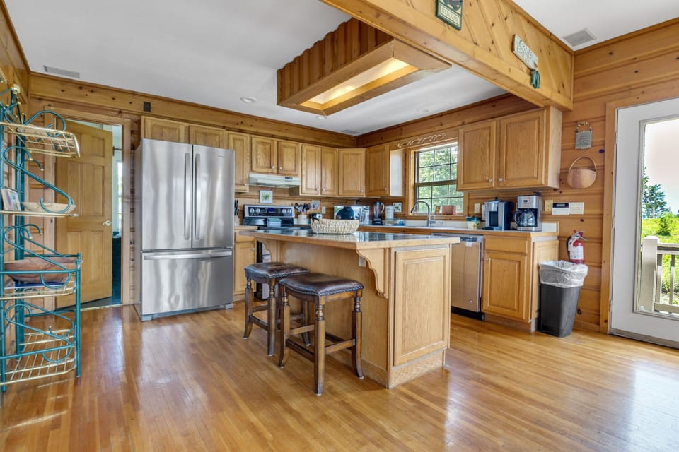 Comfort Cabin, 4 Bedrooms, Balcony, Mountain View | Private kitchen | Fridge, microwave, oven, stovetop