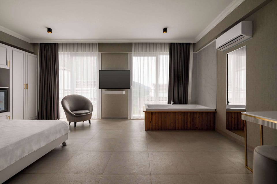 Deluxe Room, Jetted Tub | In-room safe, iron/ironing board, bed sheets
