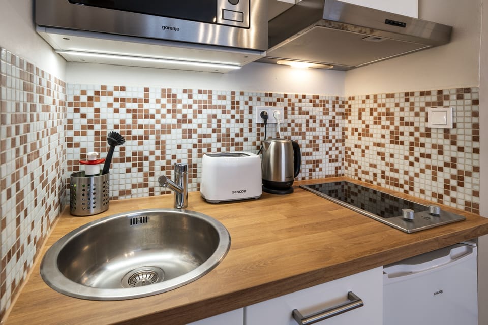 Deluxe Studio Suite, 1 Bedroom | Private kitchenette | Mini-fridge, microwave, stovetop, cookware/dishes/utensils