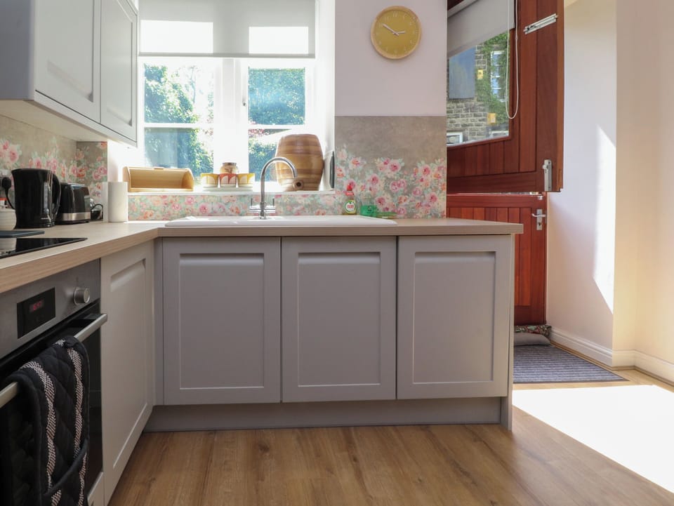 Cottage | Private kitchen | Fridge, dishwasher, electric kettle, toaster