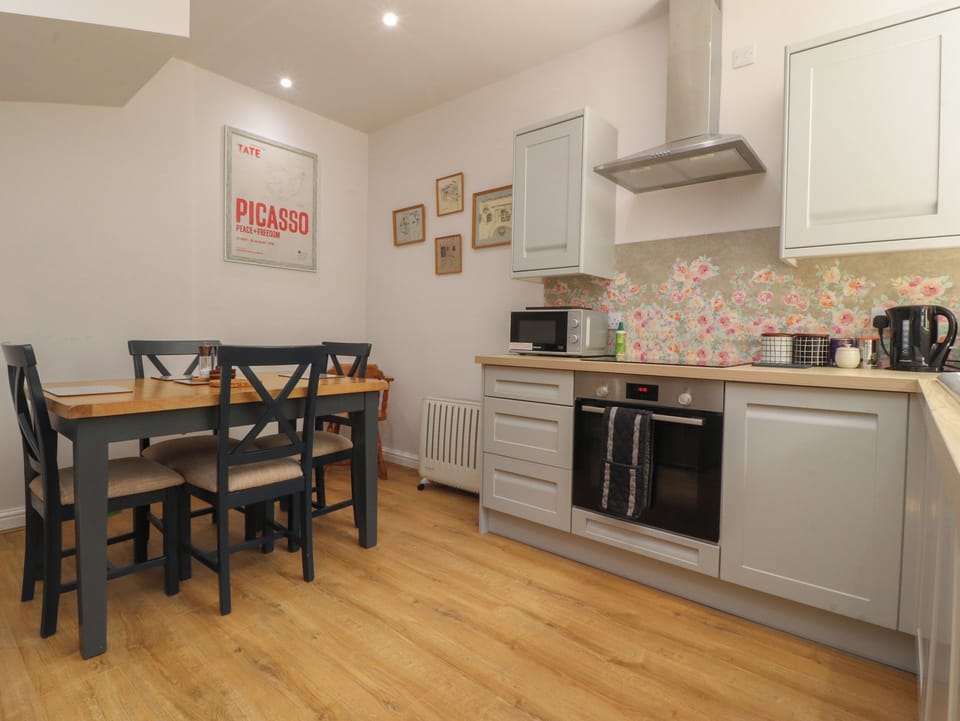 Cottage | Private kitchen | Fridge, dishwasher, electric kettle, toaster