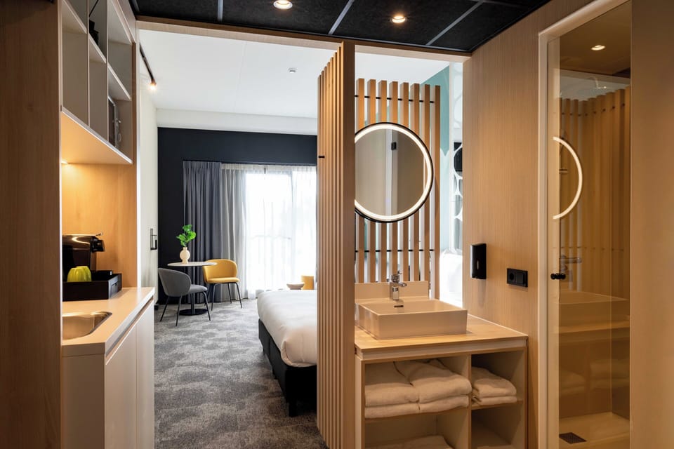 Minibar, in-room safe, bed sheets