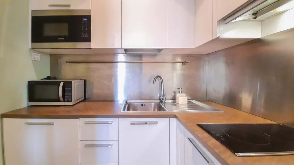 Classic Apartment | Private kitchen | Fridge, stovetop, electric kettle, cookware/dishes/utensils