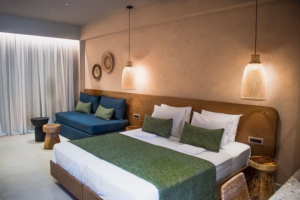 Hypo-allergenic bedding, in-room safe, desk, blackout drapes