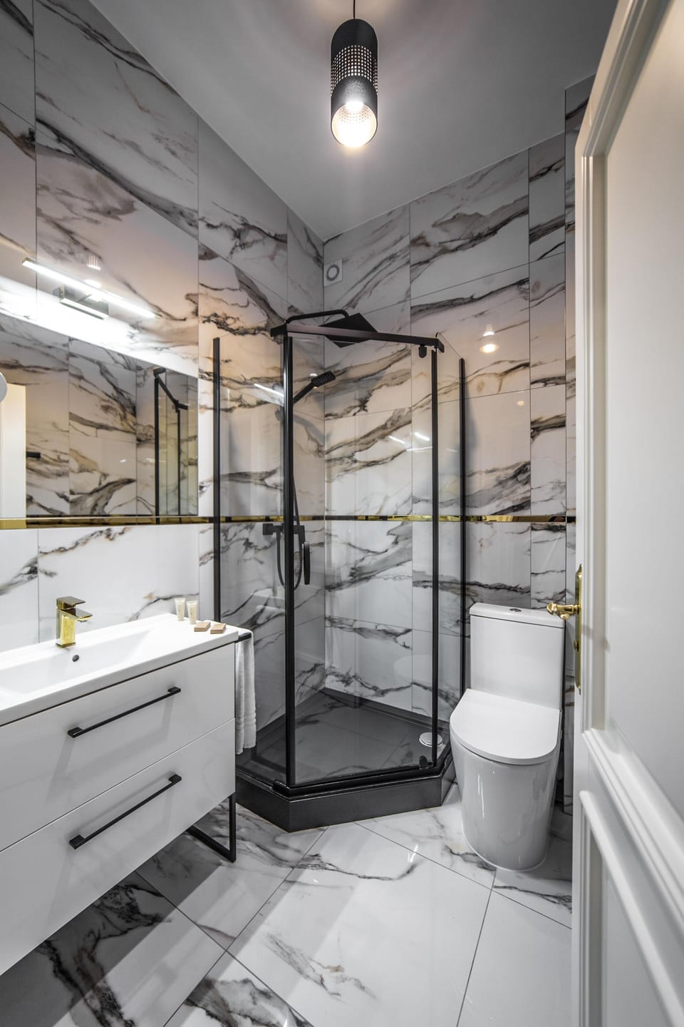 Shower, hydromassage showerhead, free toiletries, hair dryer