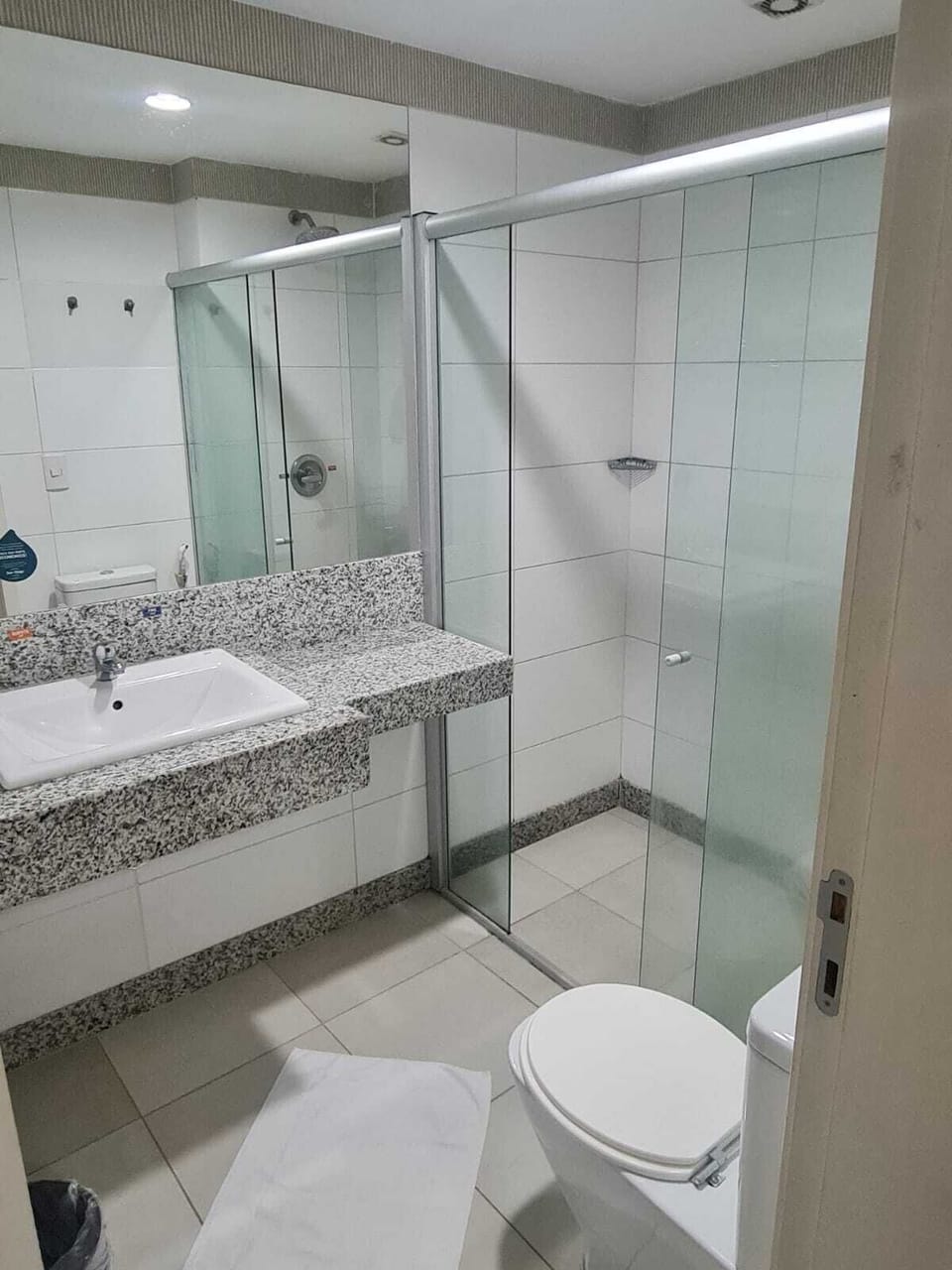 Executive Room, 1 Double Bed | Bathroom | Shower, rainfall showerhead, hair dryer, towels