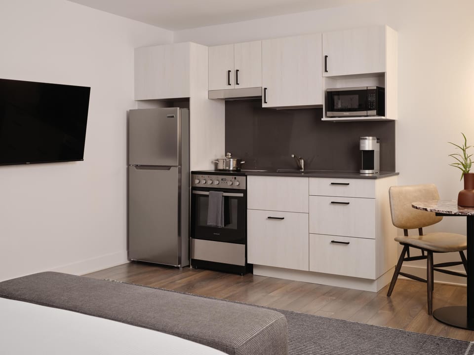 Full-size fridge, microwave, oven, stovetop
