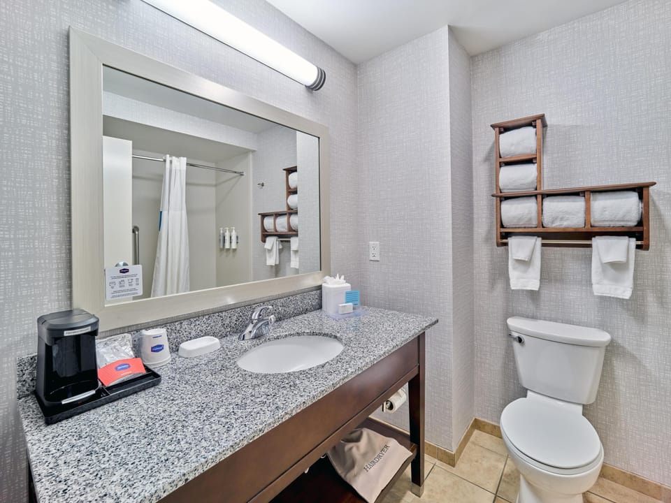 Combined shower/tub, free toiletries, towels